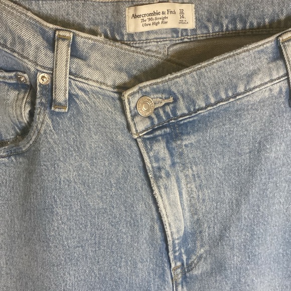 NWOT Abercrombie & Fitch 90s Straight Ultra High Rise jeans size 32/14 Long - Picture 3 of 10